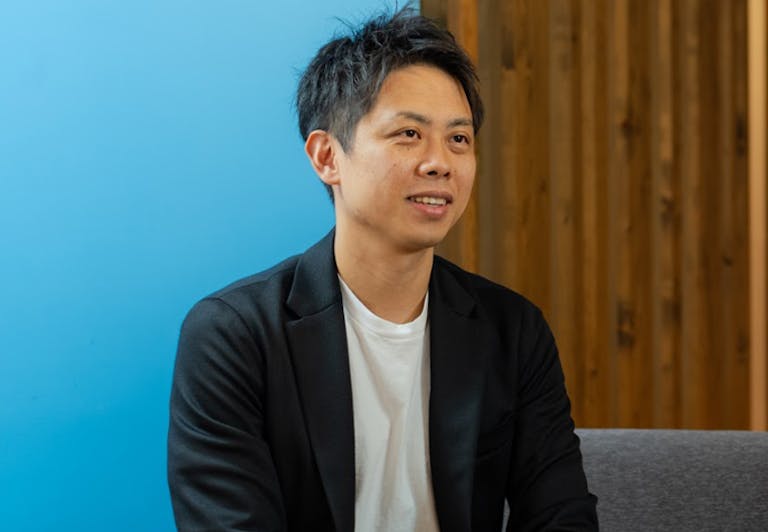 ソファに座って話すAX GYMの伴走者、入江慎吾