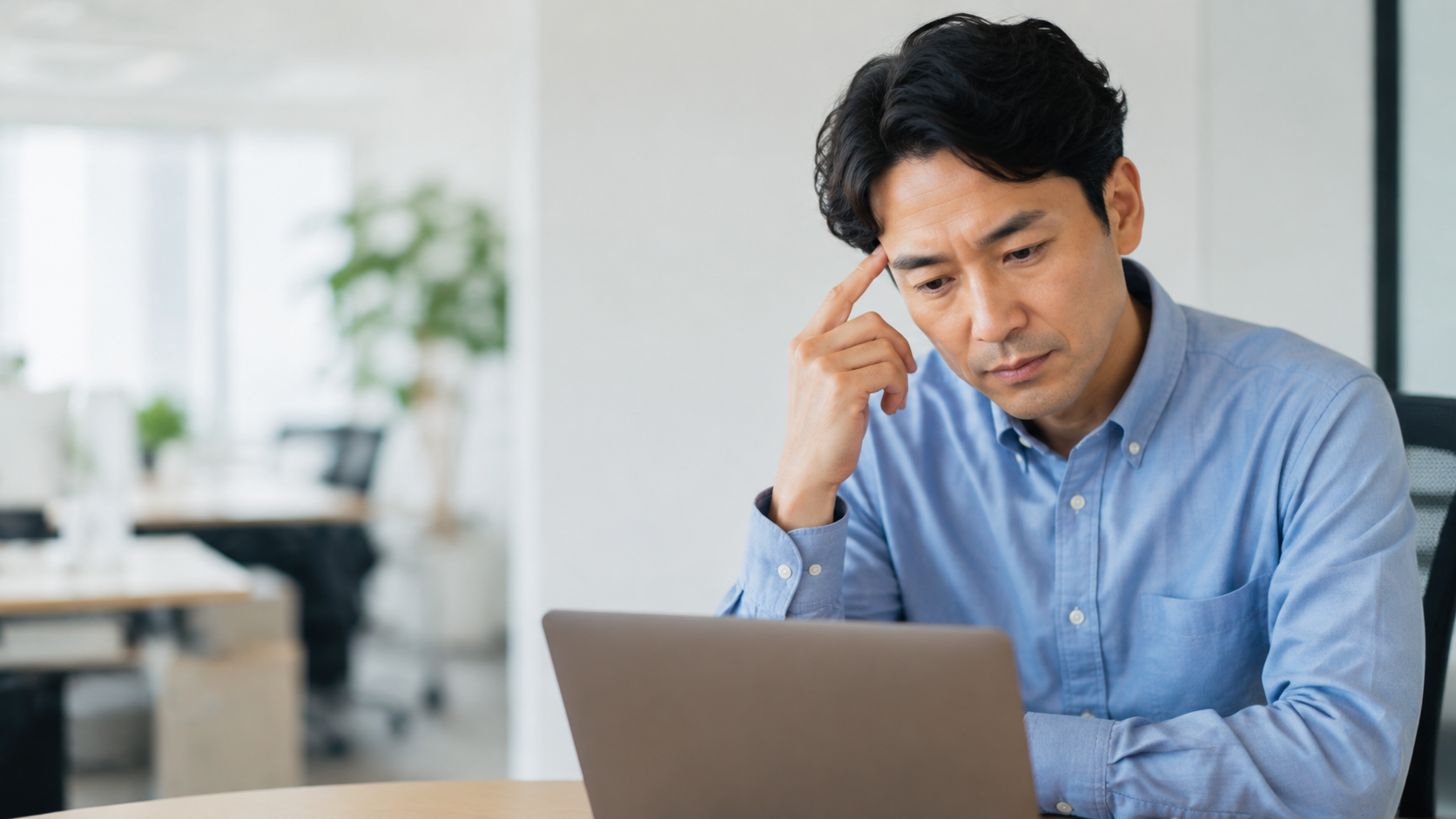 業務の進め方を考える担当者のイメージ
